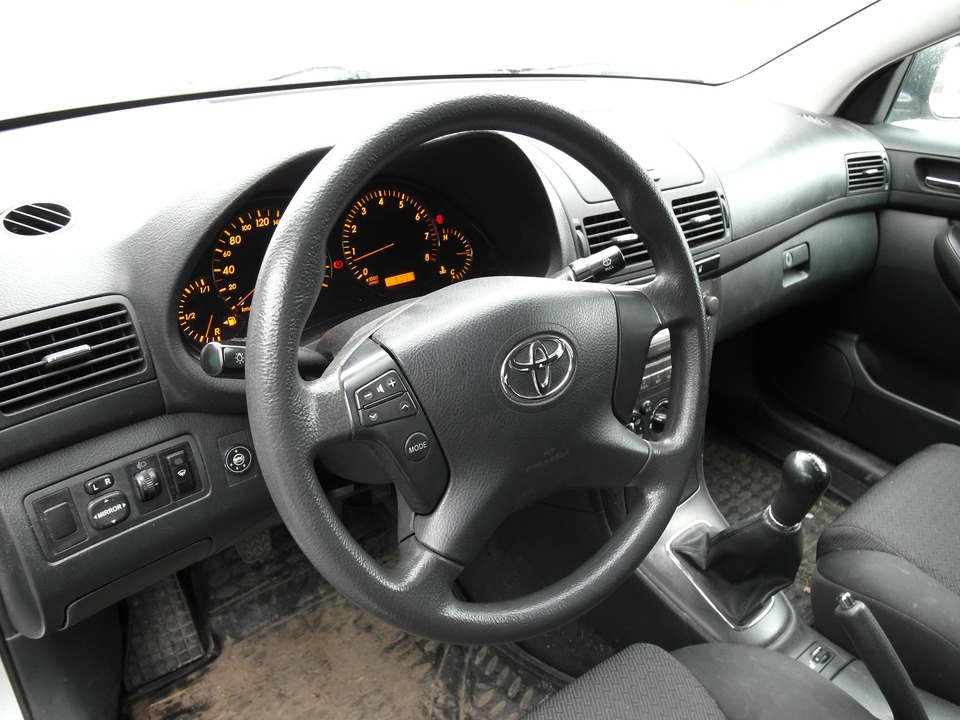 салон Toyota Avensis