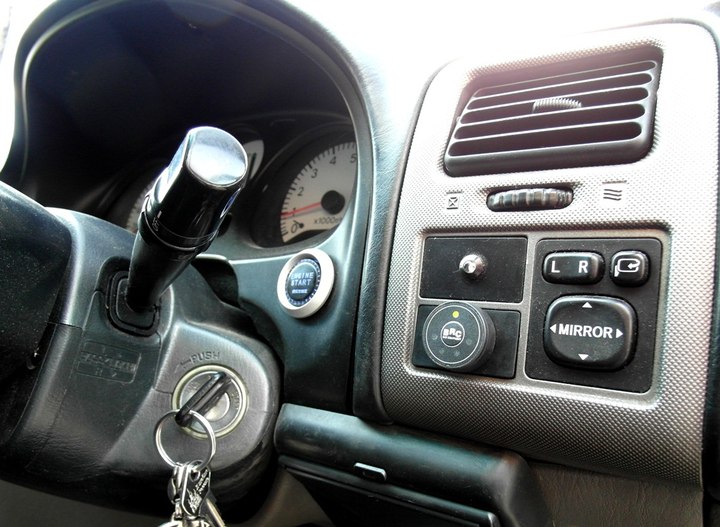 Кнопка переключения и индикации режимов работы ГБО BRC Sequent с указателем уровня топлива справа от рулевой колонки Toyota Caldina GT (Т21х)