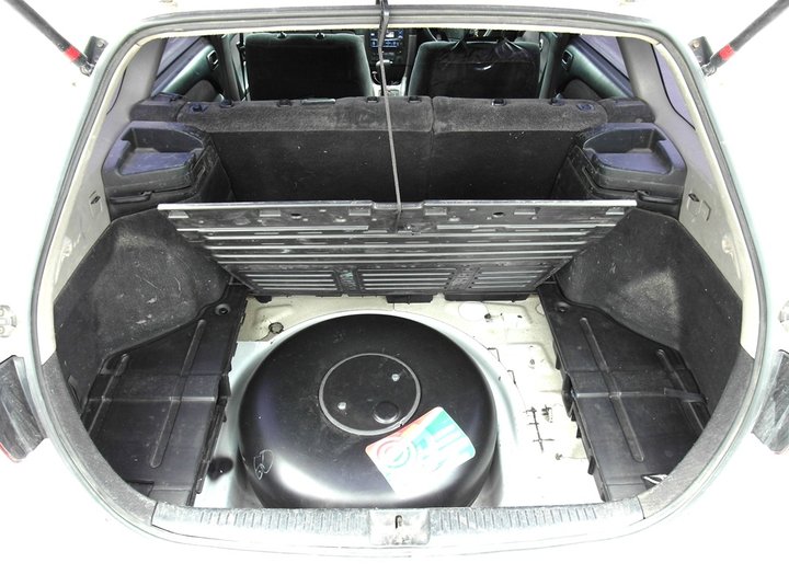 Тороидальный газовый баллон 60 л под полом багажника Toyota Caldina Т21х в нише для запасного колеса