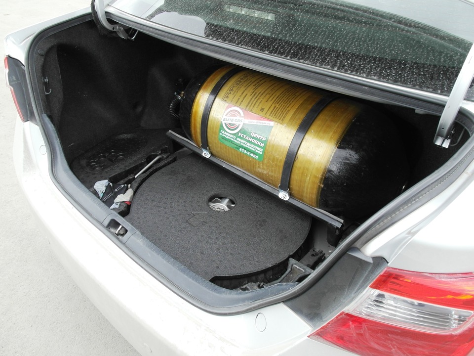 Облегченный металлопластиковый баллон (тип 3) объемом 80 л/19 м3 в багажнике Toyota Camry