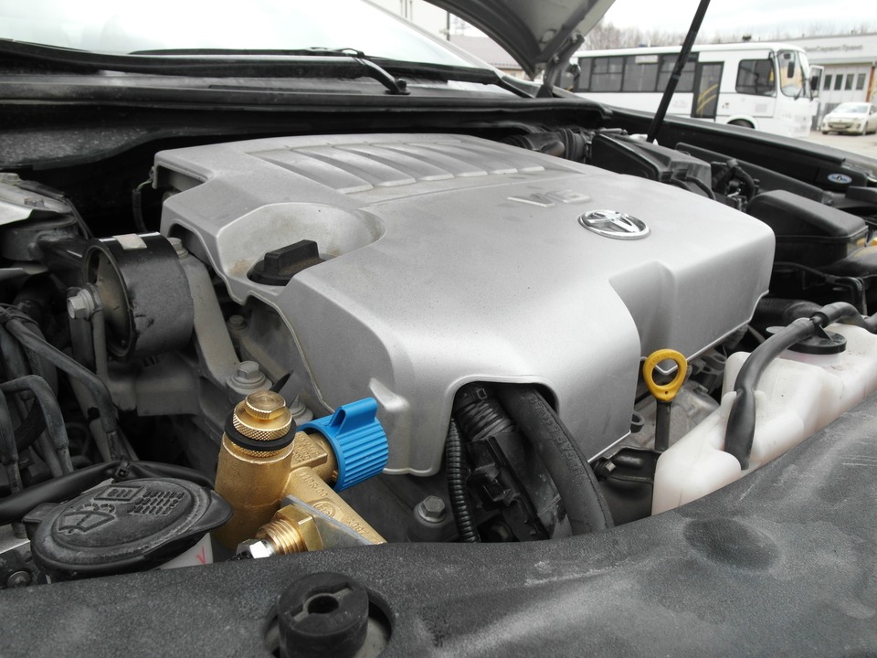 Заправочное устройство (ВЗУ) в моторном отсеке Toyota Camry XV50