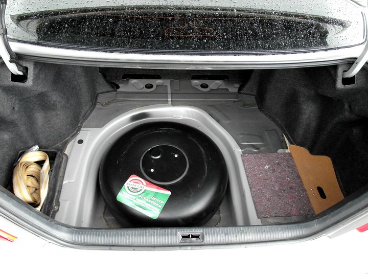Тороидальный газовый баллон 55 л под полом багажника Toyota Camry XV30 в нише для запасного колеса