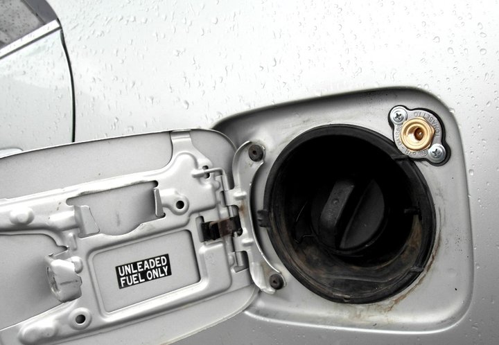 ВЗУ под лючком бензобака, Toyota Camry XV30