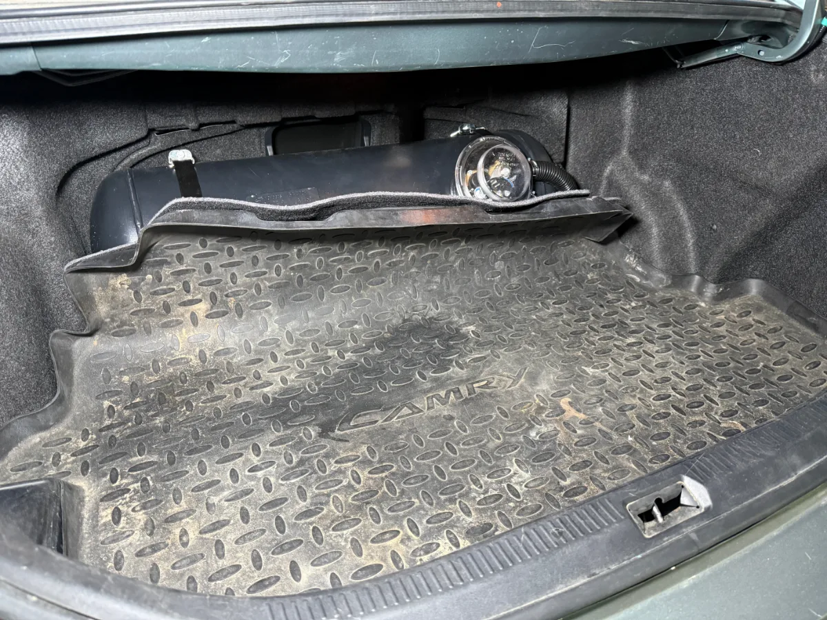 Большой баллон в багажнике Toyota Camry