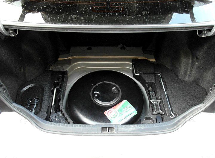 Тороидальный газовый баллон 54 л под фальшполом багажника в нише для запасного колеса, Toyota Camry (XV50)