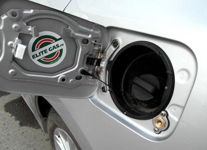 ВЗУ под лючком бензобака, Toyota Camry (XV50)