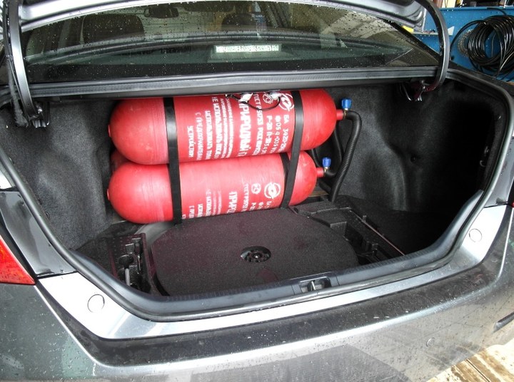 3 метановых баллона по 34 литра каждый в багажнике Toyota Camry (XV50)