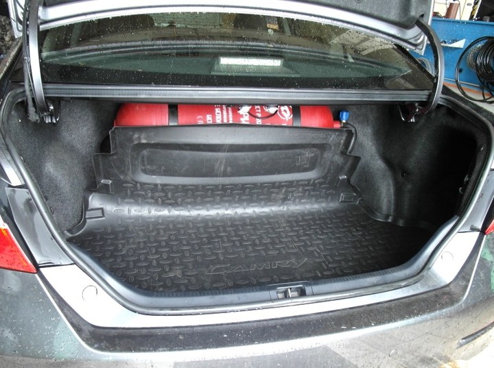 Багажник Toyota Camry XV50 с системой из облегченных металлопластиковых баллонов CNG-2 (тип 2) 3х34 л за спинками задних сидений