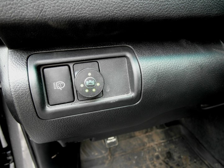 Кнопка переключения и индикации режимов работы ГБО BRC Sequent Plug&Drive CNG с указателем уровня топлива, Toyota Camry (XV50)