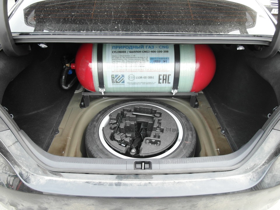 Метановый баллон 100 л (тип 2) в багажнике Toyota Camry XV70