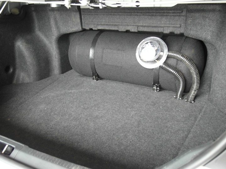 Багажное отделение Toyota Camry с цилиндрическим баллоном 60 л (пропан-бутан) в карпете за спинками сидений