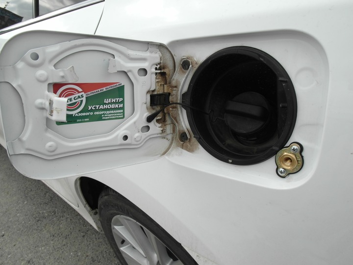 Заправочное устройство под лючком бензобака, Toyota Camry