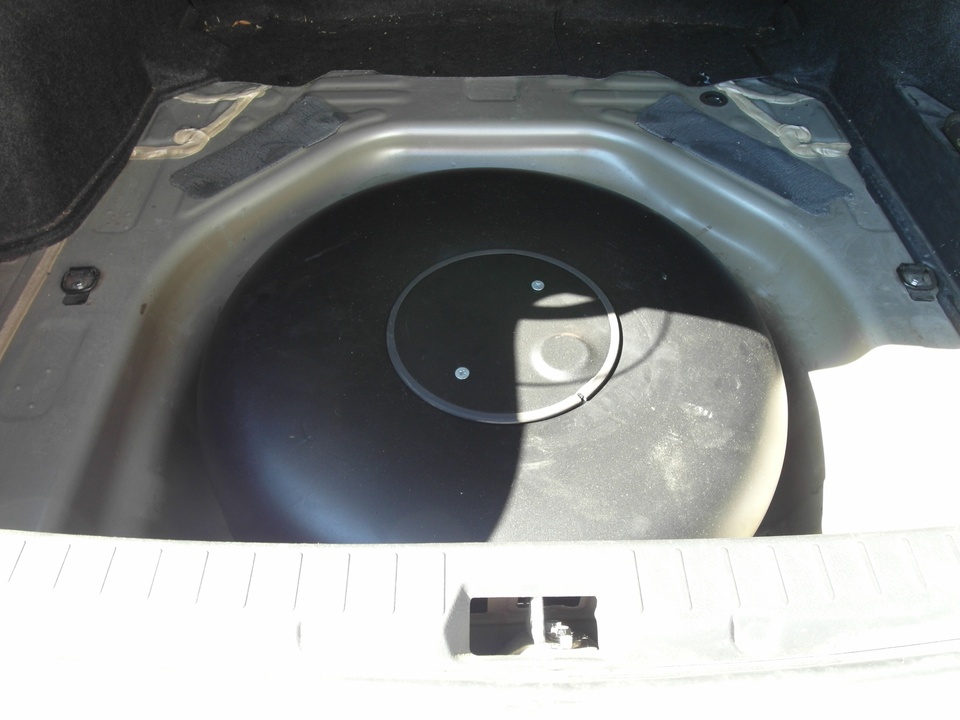 Тороидальный газовый баллон 53 литра в нише для запасного колеса