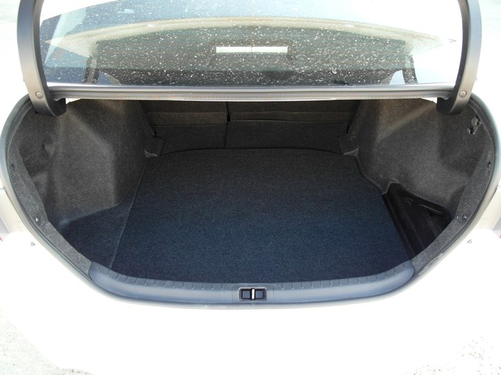 Багажник Toyota Corolla с тороидальным баллоном 54 л под фальшполом в нише для запасного колеса