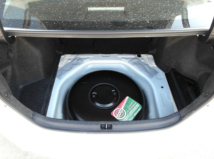 Тороидальный газовый баллон 54 л (пропан-бутан) под фальшполом багажника, Toyota Corolla E170
