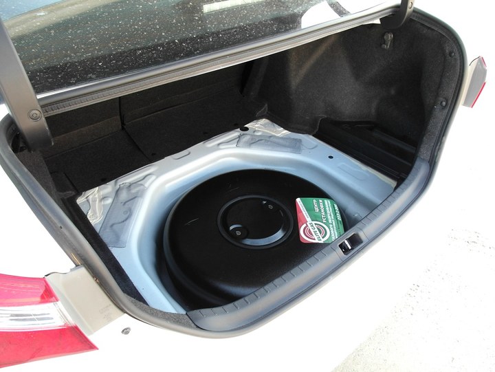 газовый баллон 54 л (пропан-бутан) в нише для запасного колеса, Toyota Corolla E170
