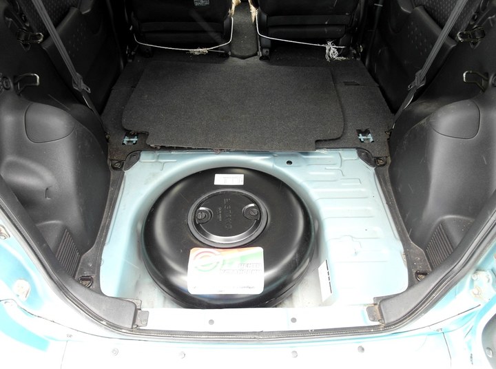 Тороидальный газовый баллон 34 л (пропан-бутан) в багажнике в нише для запасного колеса, Toyota Fun Cargo