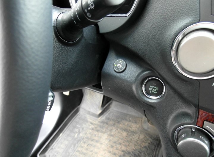 Кнопка переключения и индикации режимов работы ГБО BRC Sequent с указателем уровня топлива на передней панели справа от рулевой колонки, Toyota Highlander XU40