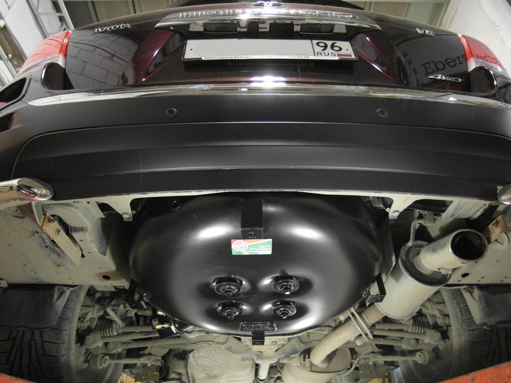 Тороидальный газовый баллон объемом 95 л под днищем кузова, Toyota Highlander