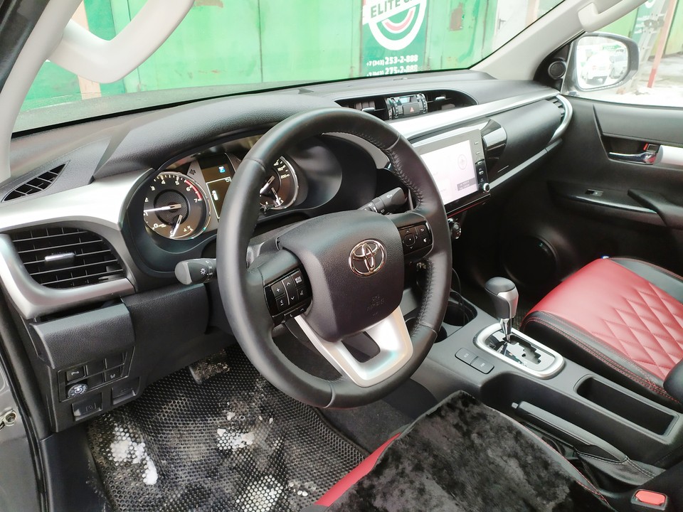 Салон Toyota Hilux SR5