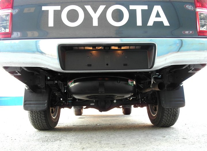 Тороидальный газовый баллон 95 л под днищем кузова Toyota HiLux (N70) на месте запасного колеса