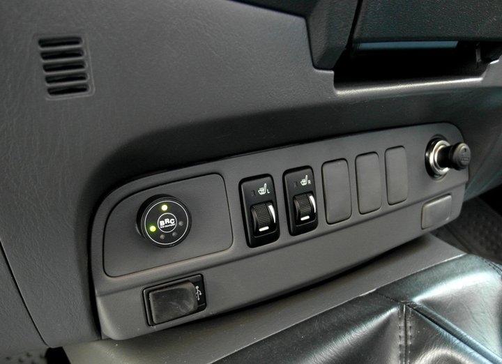 Кнопка переключения и индикации режимов работы ГБО BRC Sequent с указателем уровня топлива, Toyota HiLux (N70)