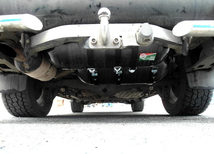 Cистема из двух облегченных металлопластиковых метановых баллонов (тип 3) 71 л + 49 л (общий объем 120 литров) под днищем кузова на месте запасного колеса Toyota Land Cruiser 200