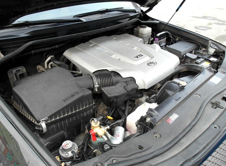 Подкапотная компоновка ГБО BRC Sequent Plug&Drive, Toyota Land Cruiser 200