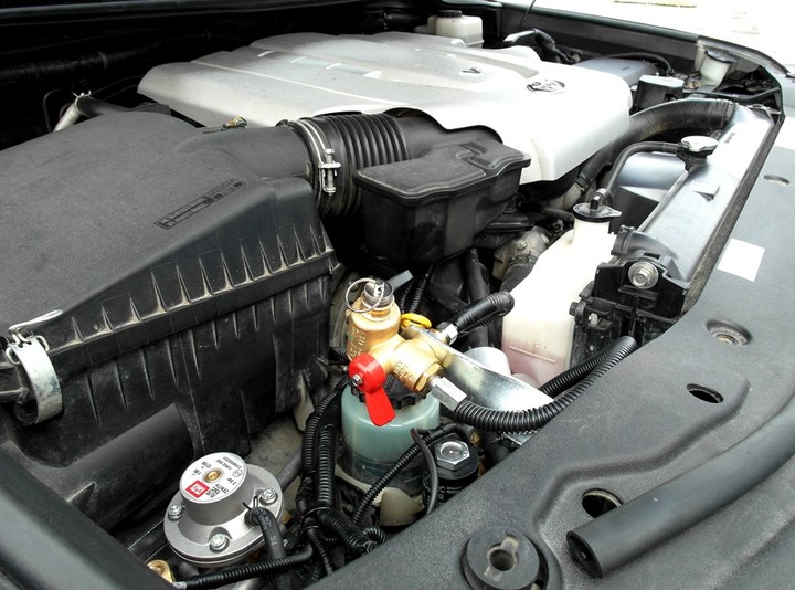 Подкапотная компоновка ГБО BRC Sequent Plug&Drive метан, Toyota Land Cruiser 200