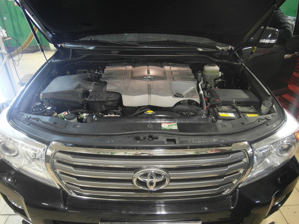 Подкапотное пространство, двигатель 1UR-FE, 8-цилиндровый, 4.6 л, 309 л.с., Toyota Land Cruiser 200