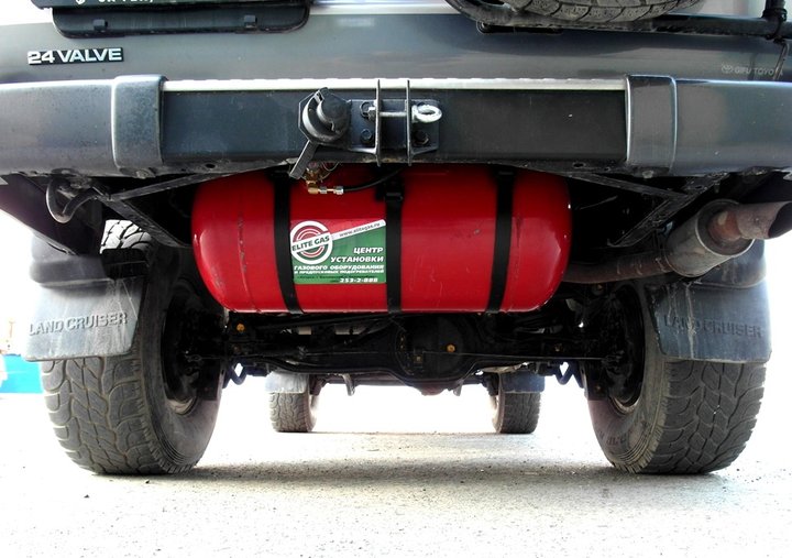 Цилиндрический газовый баллон 100 л под днищем кузова Toyota Land Cruiser 80 на месте запасного колеса