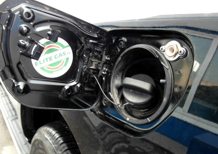 ВЗУ под лючком бензобака, Toyota Land Cruiser Prado 150