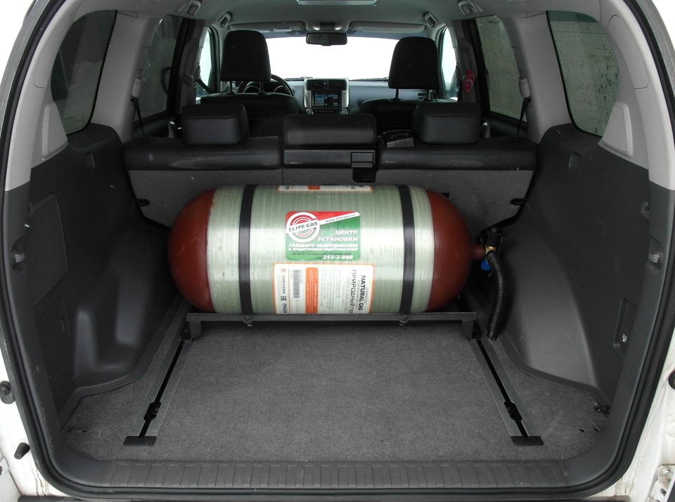 Облегченный металлопластиковый метановый баллон (тип 2) 100 литров в багажнике Toyota LC Prado