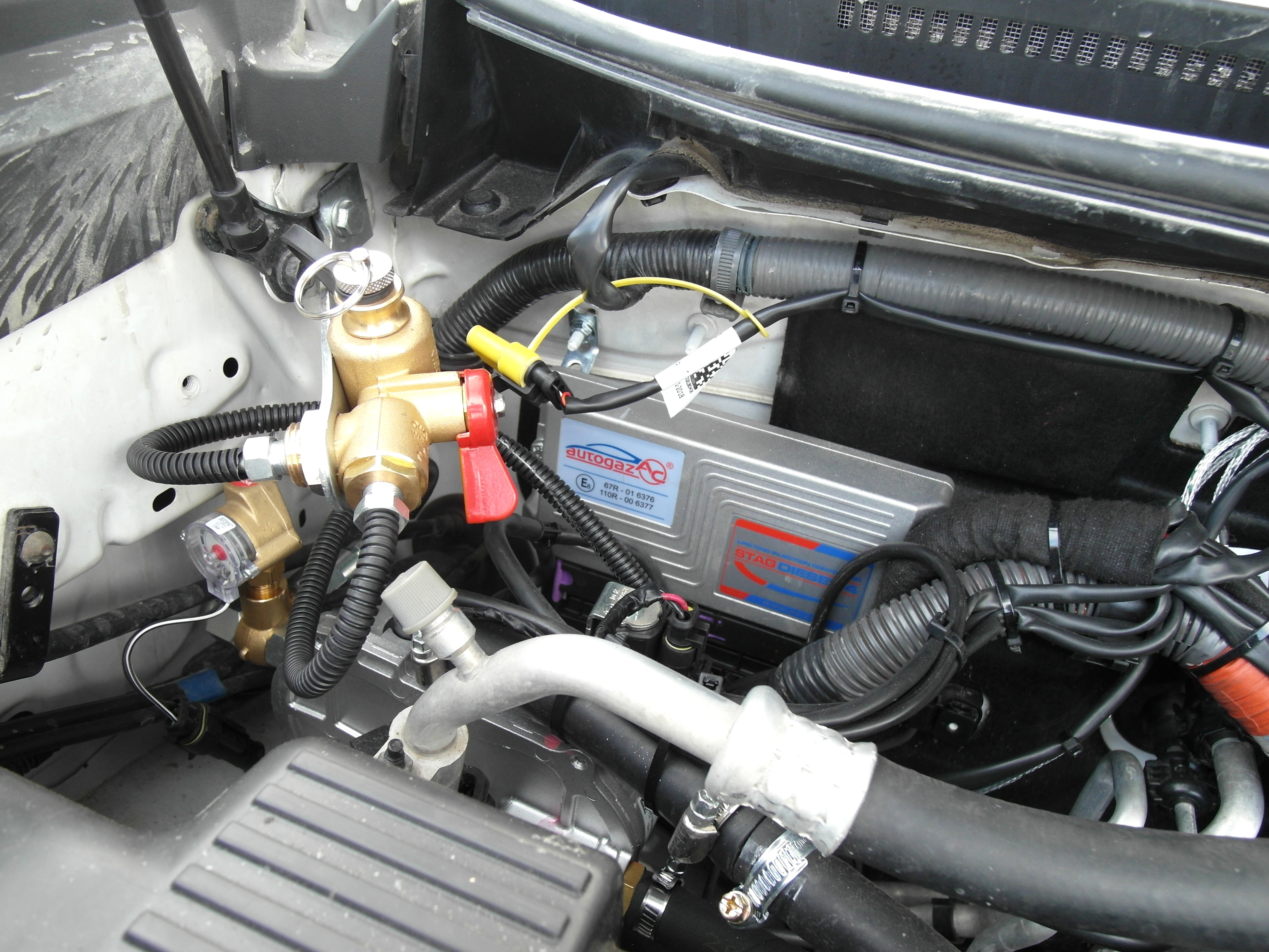 Заправочное устройство (ВЗУ) в моторном отсеке