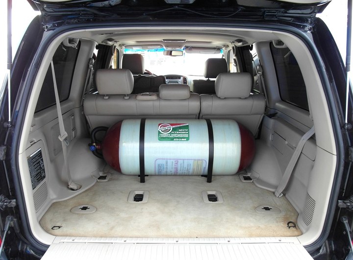 Облегченный метановый металлопластиковый баллон CNG-2 (тип 2) 120 л в багажном отделении за спинками задних сидений, Toyota Land Cruiser 100