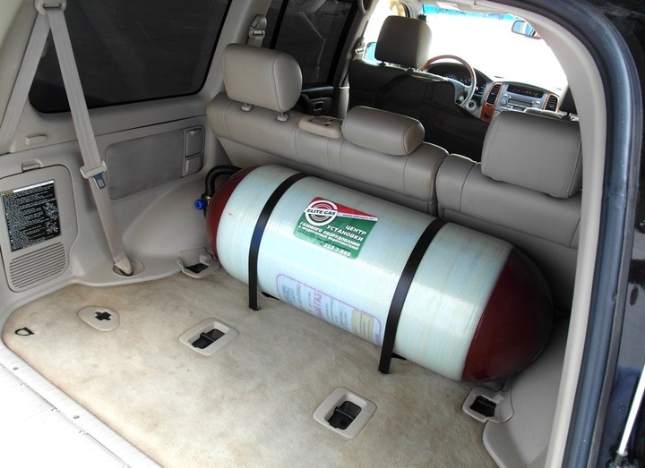 метановый баллон CNG (тип 2) 120 л в багажнике Toyota Land Cruiser 100 за спинками задних сидений