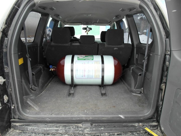Металлопластиковый метановый баллон (тип 2) 100 л за спинками задних сидений Toyota Land Cruiser Prado 120