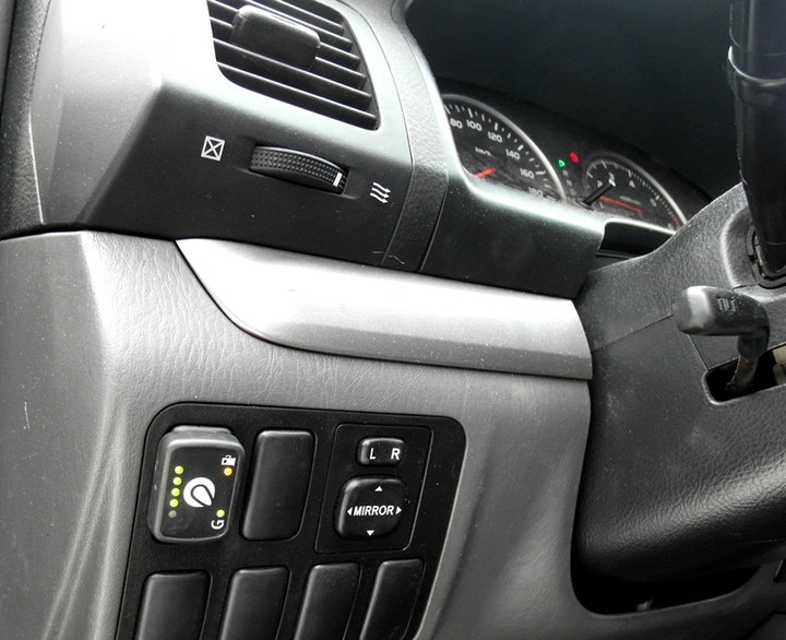 Кнопка переключения и индикации режимов работы ГБО Lovato с указателем уровня топлива слева от рулевой колонки Toyota Land Cruiser Prado 120
