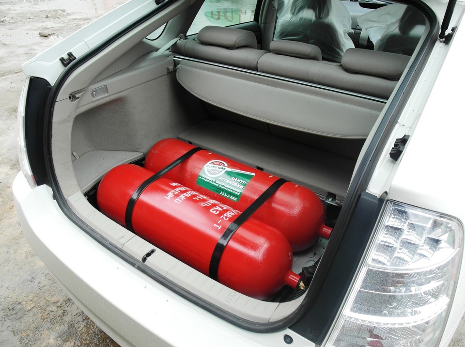 метановые баллоны тип 1 по 33 л каждый в багажнике Toyota Prius