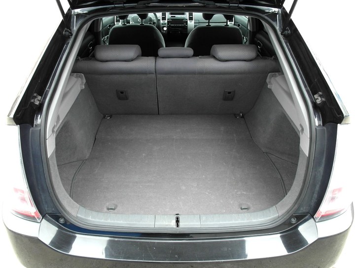 Багажник Toyota Prius с тороидальным баллоном 42 л под фальшполом в нише для запасного колеса