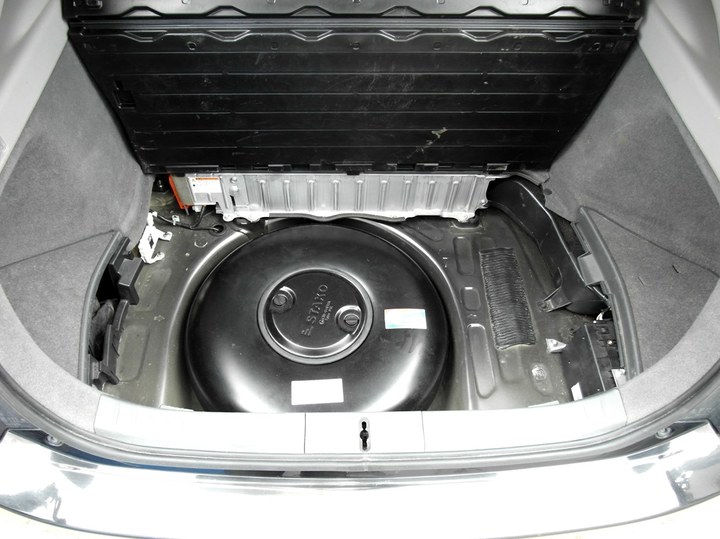 Тороидальный газовый баллон 42 л (пропан-бутан) в багажнике Toyota Prius XW20