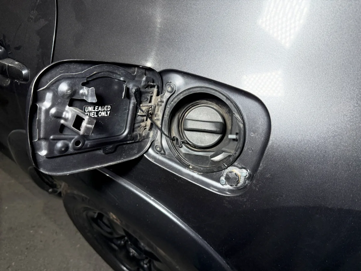 Заправка газом под лючок на RAV 4 2012