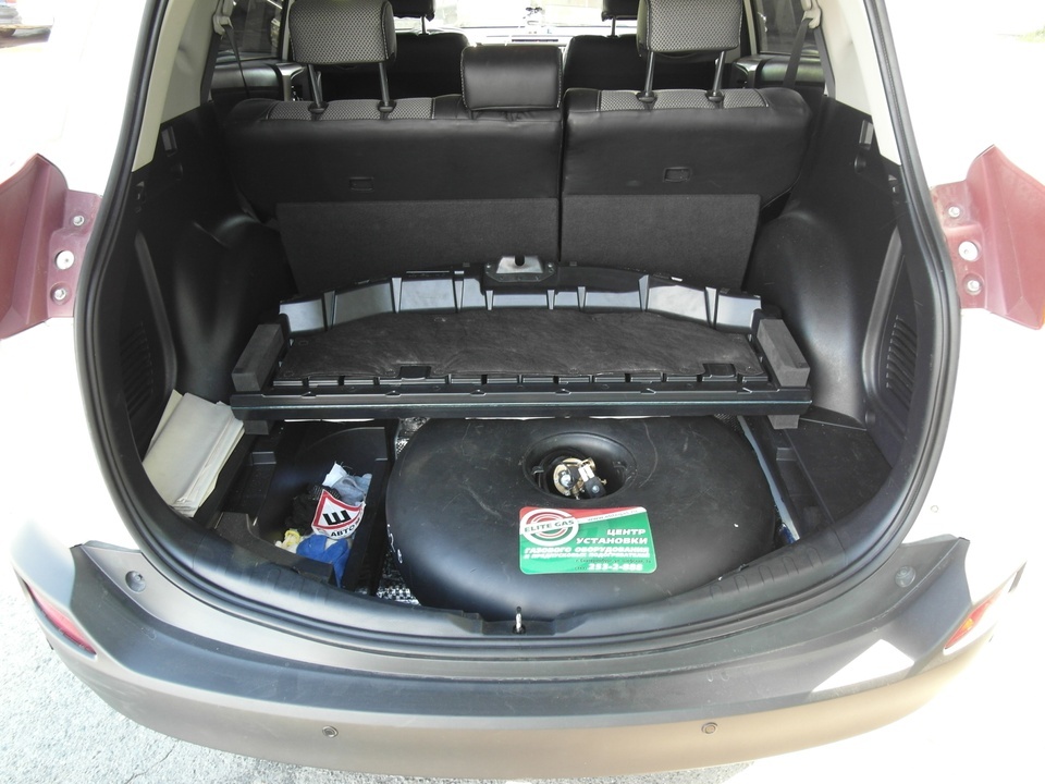 Тороидальный газовый баллон объемом 62 литра в багажном отделении в нише запасного колеса
