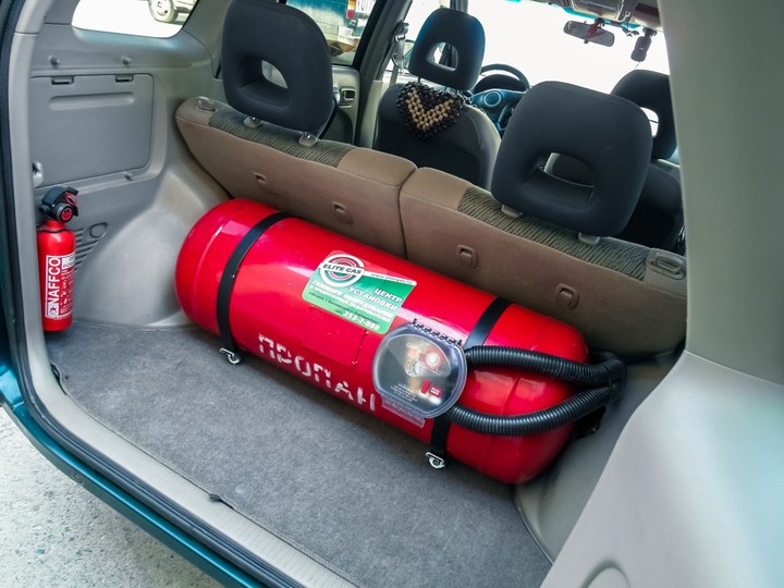 газовый баллон 90 л в багажном отделении Toyota RAV4