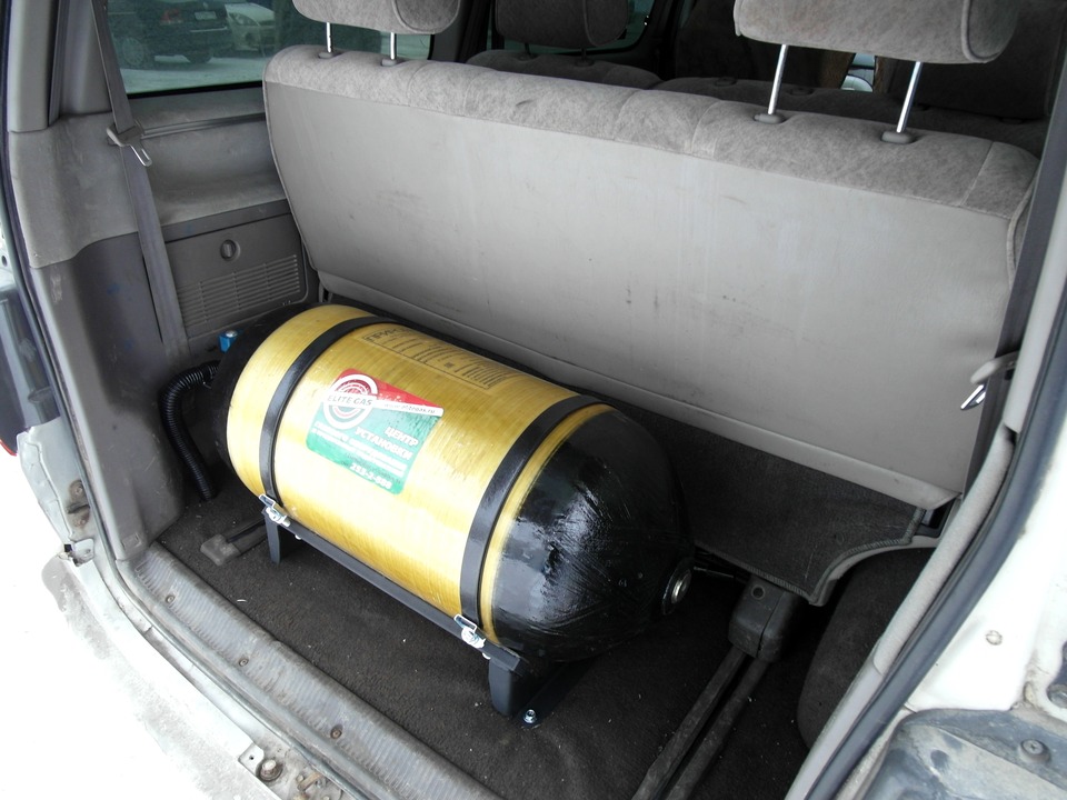 Облегченный металлопластиковый метановый баллон (тип 3) объемом 80 л (19 м3) в багажнике Toyota HiAce