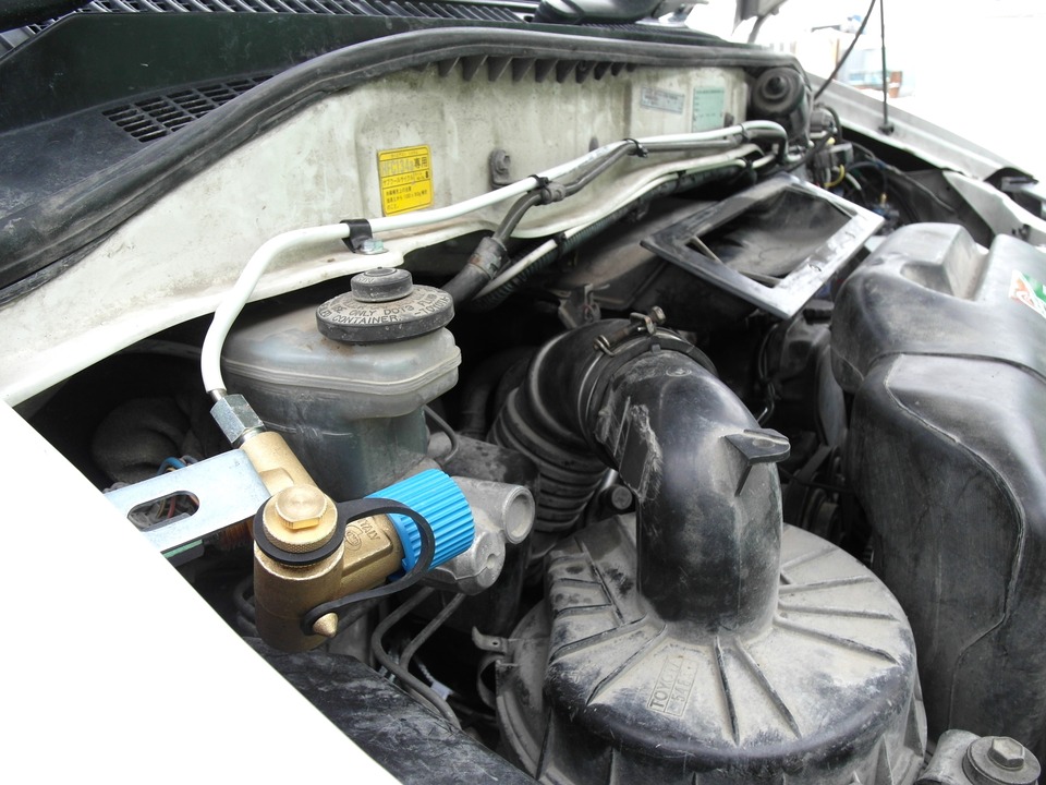 Заправочное устройство (ВЗУ) в моторном отсеке Toyota Regius HiAce (H100)
