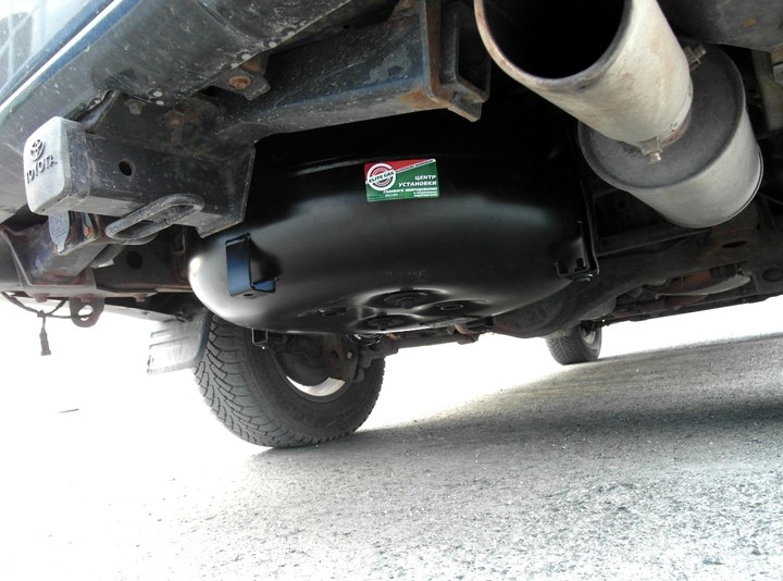 Тороидальный газовый баллон 95 л под днищем кузова Toyota Sequoia на месте запасного колеса