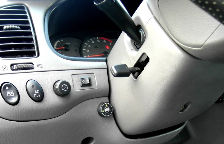 Кнопка переключения и индикации режимов работы ГБО BRC Sequent с указателем уровня топлива на передней панели Toyota Sequoia