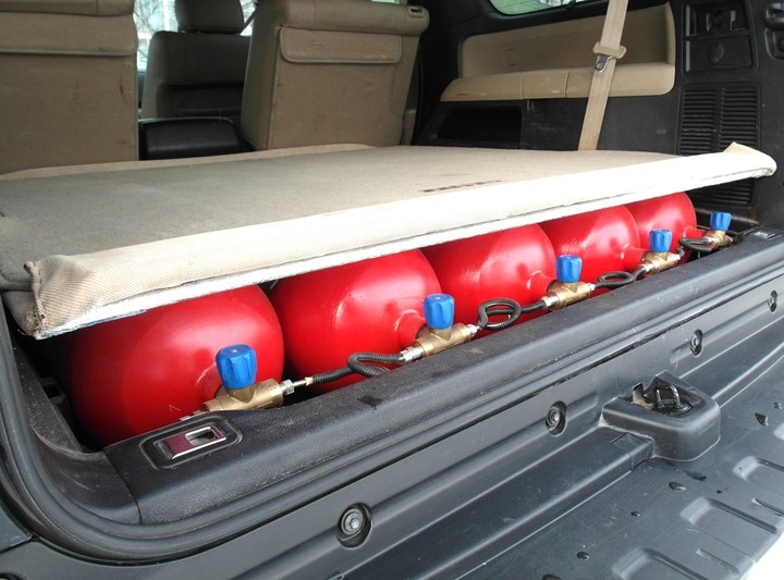 Система из 5 облегченных металлопластиковых метановых баллонов CNG-2 (тип 2) 5х51 л на полу багажного отделения Toyota Sequoia (USK65L)