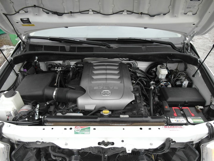 Подкапотная компоновка, двигатель 3UR-FBE i-Force, 8-цилиндровый, V-образный, 5.7 л, Toyota Sequoia